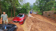 Loạt xe chìm trong bùn đất vì lũ quét ở Sóc Sơn, Hà Nội