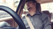 Nguy cơ tử vong khi ngủ trong ô tô bật điều hoà để tránh nóng