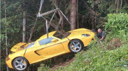 Siêu xe Porsche Carrera GT lao xuống vực, 2 người may mắn thoát nạn