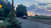 Xe Tesla Model Y lao lên đường ray xe lửa: Liệu có phải lỗi do hệ thống tự lái?