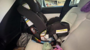 Em bé 20 tháng tuổi bị mắc kẹt bên trong xe Tesla vì xe hết pin