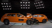 Mercedes-Benz test độ an toàn bằng cách cho hai xe điện tông trực diện vào nhau