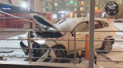 Tài xế xe Volkswagen Touareg may mắn thoát nạn dù lao từ tầng 4 bãi đỗ xe xuống đất