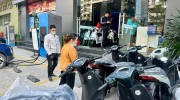 Xăng tăng giá, xe máy điện 'cháy hàng'
