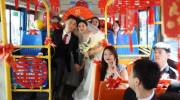 Rước dâu bằng xe buýt điện gây sốt cộng đồng mạng, hãng quyết định thành lập luôn tuyến xe cưới