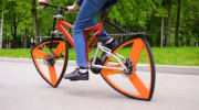 Sau bánh xe hình vuông, Youtuber lại tiếp tục tự chế bánh xe đạp hình tam giác độc lạ