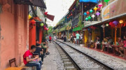 Đề nghị xử lý nghiêm cafe đường tàu, người đứng chụp ảnh trên đường sắt ở Hà Nội