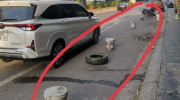 Hà Nội: Người dân xếp gạch đá dưới lòng đường để ngăn chặn ô tô dừng, đỗ