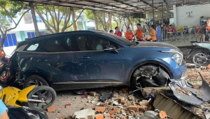 TPHCM: Vừa ra khỏi cơ quan đăng kí xe, tài xế lùi xe vào một người phụ nữ và hàng loạt xe máy