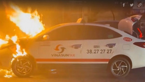 TP Hồ Chí Minh: Xe taxi Vinasun đang chạy bất ngờ bốc cháy dữ dội
