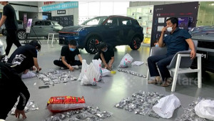 Mang 17 bao tải tiền xu đi mua xe ô tô cho con trai, người đàn ông Trung Quốc khiến dân mạng xôn xao