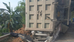 Xe “hổ vồ” chở đất lật nghiêng đè bẹp xe con, 3 người chết