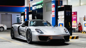 Sài Gòn: Bắt gặp Porsche 918 Spyder xuống phố chơi Tết