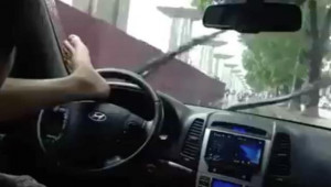 Phạt 12 triệu đồng khi lái xe lái ô tô bằng chân