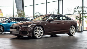 Audi A6 trông như viên kẹo socola khổng lồ với sắc nâu phủ từ ngoài vào trong