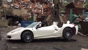 Bị nghiền nát chiếc Ferrari 458 Spider, chủ xe đâm đơn kiện cảnh sát Anh