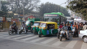 Ấn Độ: Cho phép xe máy chở ba người khi giá xăng tăng, đề xuất chế tạo xe máy có ba chỗ