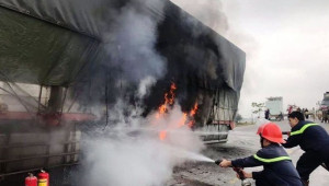 Xe tải đang chạy bất ngờ bốc cháy trên đường