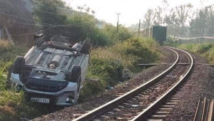 Cố vượt rào chắn, ô tô 7 chỗ bị tàu hỏa đâm bay xa 10m làm 1 cháu bé tử vong