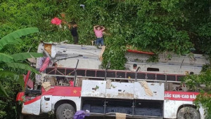 Xe khách chở 38 người lao xuống vực làm ít nhất 4 người chết