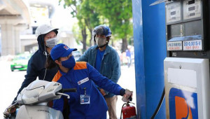 Giá xăng tiếp tục tăng mạnh