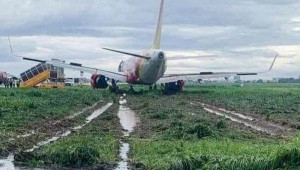 Máy bay Vietjet trượt khỏi đường băng do 