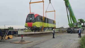 Đoàn tàu tuyến metro Nhổn- Ga Hà Nội lăn bánh trên đường ray