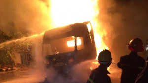 Xe đầu kéo cháy trơ khung trên QL 1A