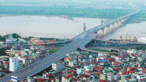 Rào chắn nửa cầu Vĩnh Tuy để thi công thay thế khe co giãn