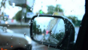 [ẢNH] Những mẹo nhỏ giúp khắc phục tình trạng mờ kính, nhòe gương ô tô khi mưa ẩm