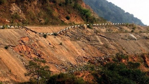 Đường hơn 500 tỷ đồng tan nát, hố tử thần gây nguy hiểm cho người người dân