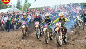 Cận cảnh những tay đua mô tô tranh tài ở Hà Giang