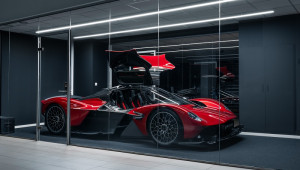 Chiêm ngưỡng siêu phẩm Aston Martin Valkyrie “mặc áo” màu Supernova Red tuyệt đẹp