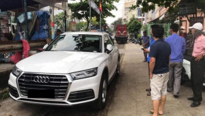 Đà Nẵng: Audi Q5 ngang nhiên đỗ trên đường tàu, tàu hỏa đợi ô tô là có thật !