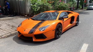 Diện kiến Lamborghini Aventador màu cam nổi bật dưới nắng Sài Gòn