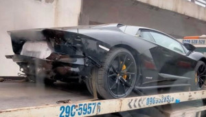 Lamborghini Aventador S thứ 3 tại Việt Nam bất ngờ nằm trên xe cứu hộ với phần đuôi không còn nguyên vẹn