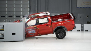 Bán tải cỡ trung như Ford Ranger, Toyota Hilux không bảo vệ tốt người ngồi sau