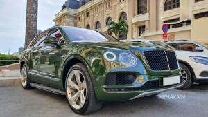 Diện kiến Bentley Bentayga màu xanh lá độc đáo trên đường phố Sài Gòn