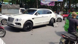 Sự thực về vụ siêu SUV Bentley Bentayga va chạm với taxi Nissan Grand Livina tại Hà Nội