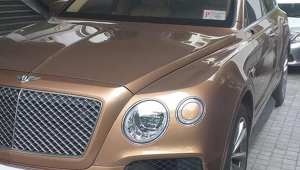 Hà Nội: Siêu SUV Bentley Bentayga bị gương tặc hỏi thăm trong tích tắc