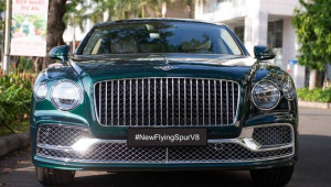 Bentley Flying Spur V8 sở hữu màu sơn xanh ngọc lục bảo trị giá gần 540 triệu VNĐ về Việt Nam