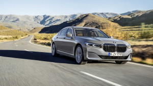 Ngược với Mercedes, BMW quyết định sử dụng động cơ V12 mạnh mẽ thêm 4 năm nữa
