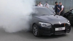 [VIDEO]Cùng xem BMW M135i độ lên 394 mã lực đốt lốp và nhả khói trên đường