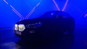 BMW X6 Vantablack - chiếc X6 “đen nhất thế giới” - “lặng lẽ ẩn mình” tại Frankfurt