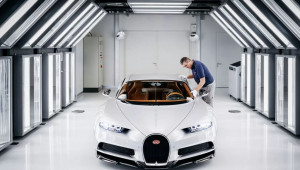 Bugatti dành tới 700 giờ để sơn thủ công mỗi chiếc Chiron