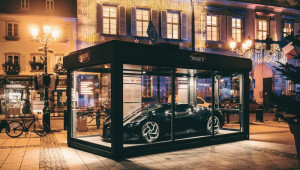 Bugatti La Voiture Noire hơn 13 triệu đô trở thành đồ trang trí Noel xa xỉ nhất hành tinh