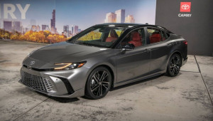 Toyota Camry 2025 ra mắt: Thiết kế lột xác từ trong ra ngoài, chỉ có động cơ hybrid