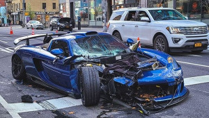 “Hàng hiếm” Porsche Carrera GT độ bất ngờ vỡ vụn trên đường phố Mỹ