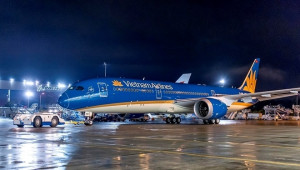 Hàng loạt chuyến bay bị hủy do bão số 2 đổ bộ