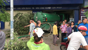 Hà Nội: Xe bồn mất lái đâm vào nhà dân, hai người bị thương đưa đi cấp cứu